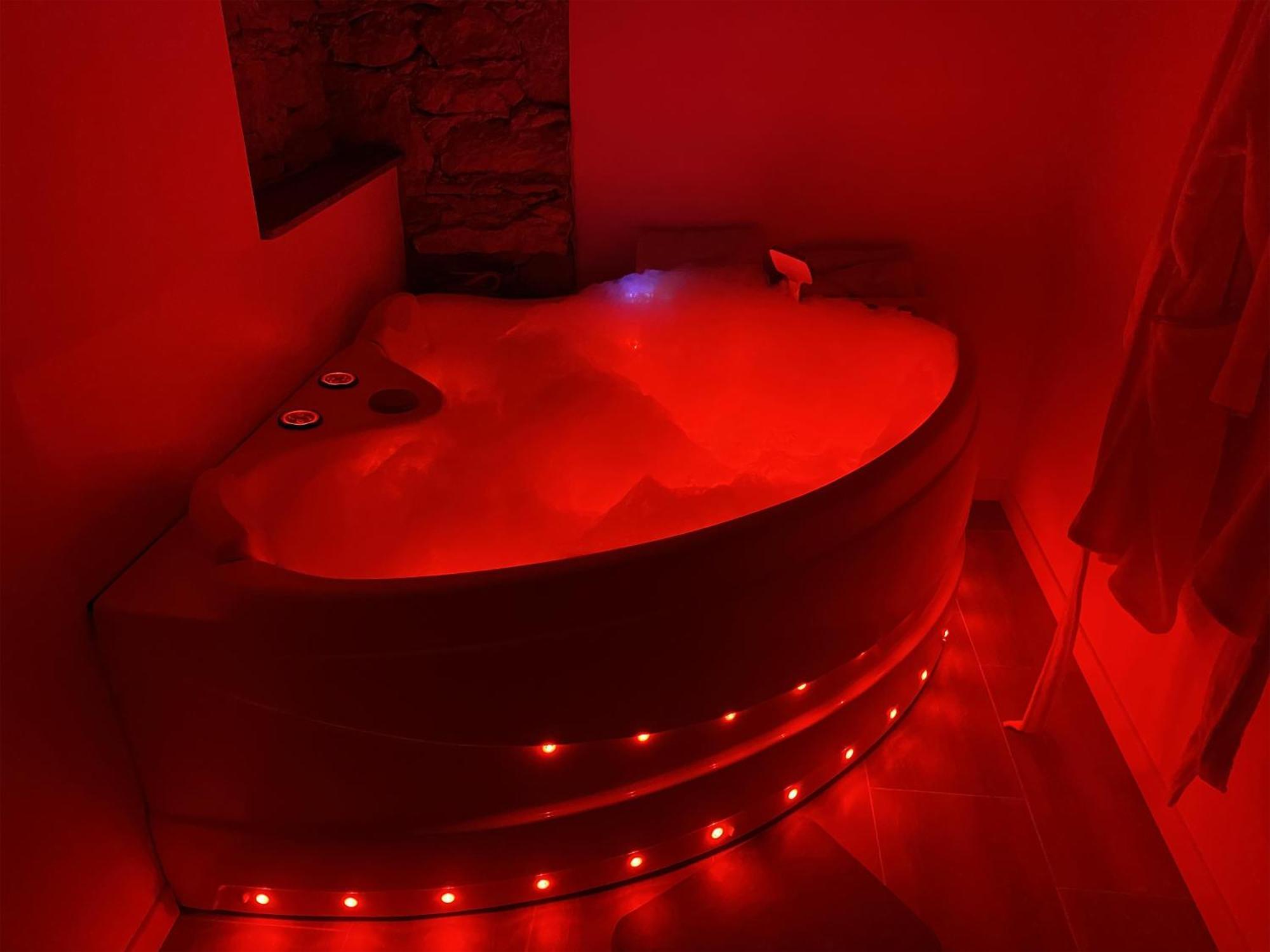 Love Room- Spa- Escale Amoureuse Puygaillard-de-Quercy Екстер'єр фото