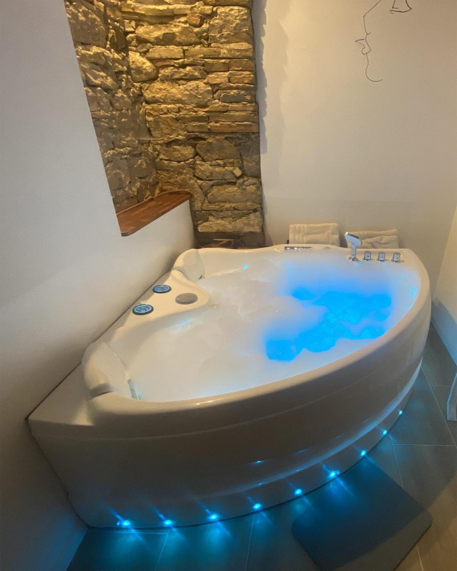 Love Room- Spa- Escale Amoureuse Puygaillard-de-Quercy Екстер'єр фото